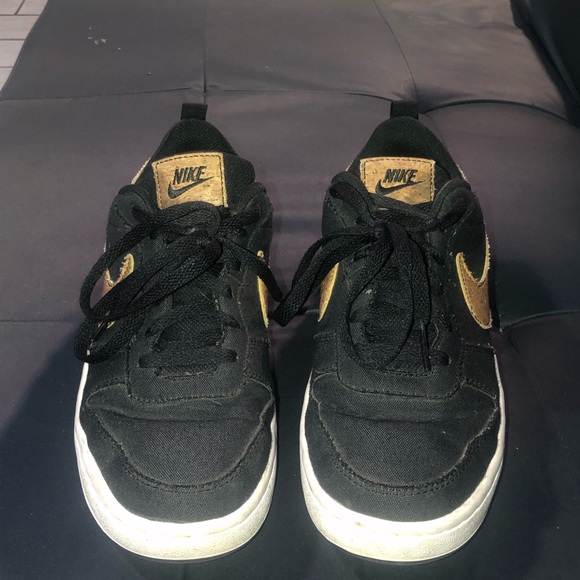 I’m saling shoes the brand is nike the size is 6.5 the colors black and white - Picture 3 of 4